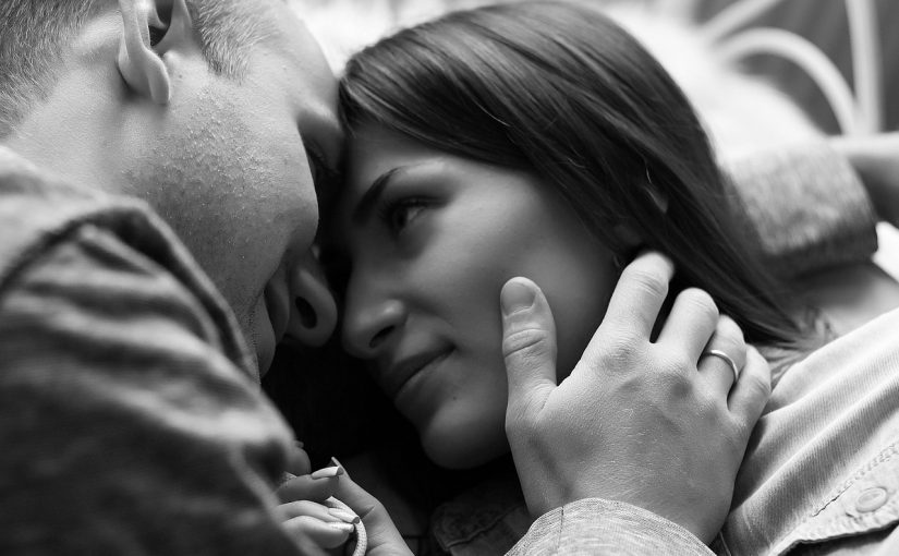 Rêver de faire l’amour avec quelqu’un qu’on connaît (ou pas) – quelles significations ?